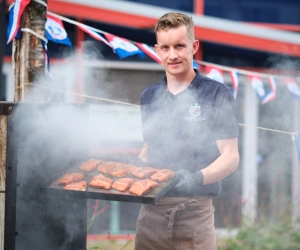 Jarko van ZeeYouLater Visspecialist rookt zalm bij de kraam in Leusden