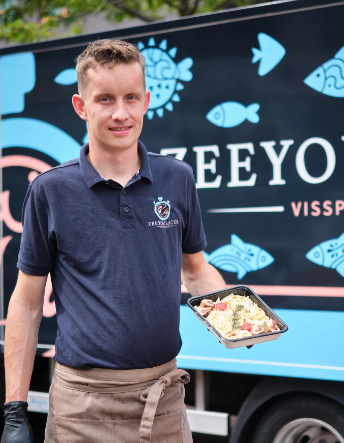 Jarko van ZeeYouLater Visspecialist met een verse visschotel bij de verkoopwagen