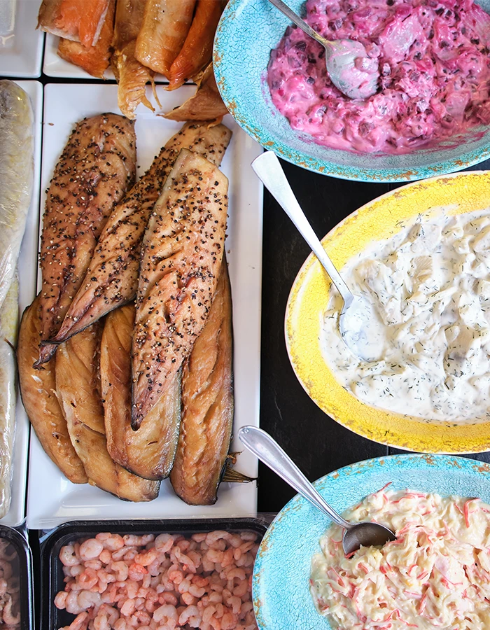 Toonbank van ZeeYouLater Visspecialist met schalen salade, gerookte makreel en garnalen.